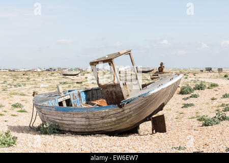 Bateau de pêche abandonnés sur la plage de Kent à Dungeness Banque D'Images