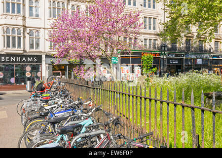 Des vélos de la ville d'OXFORD À LA CHAÎNE POUR LE FER FORGÉ AUTOUR DE ST.Marie Madeleine CHURCH CEMETERY Banque D'Images