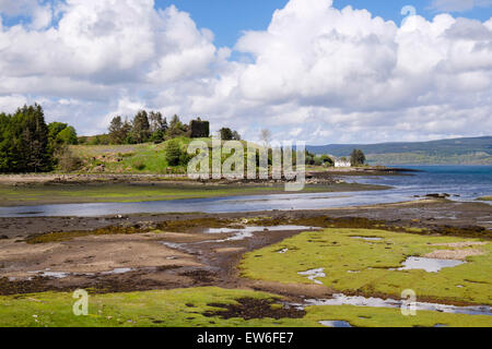 Vue sur l'estuaire de la rivière jusqu'au château d'Aros dans le détroit de Mull. Île de Mull Argyll & Bute Inner Hebrides Western Isles Scotland Royaume-Uni Grande-Bretagne Banque D'Images