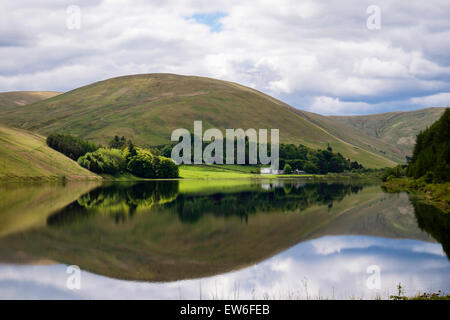 Hills reflètent dans les eaux tranquilles du lac de la vallée de l'Achillée à Lowes au St Mary's Loch en hautes terres du Sud. Scottish Borders, Scotland, UK Banque D'Images