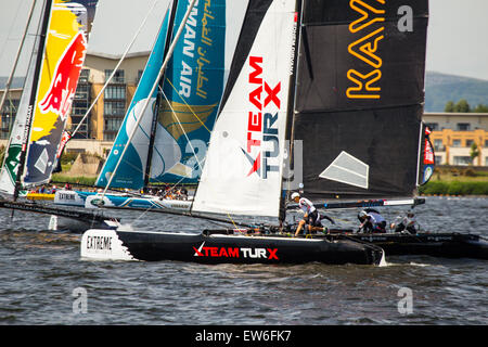 Cardiff, Wales, UK. 18 Juin, 2015. L'Extreme Sailing Series, Acte 4, a commencé dans la baie de Cardiff, Pays de Galles, cet après-midi. Les huit niveau élite Extrême 40 s s'affrontent dans une série d'événements réchauffer comme Cardiff a connu certains des meilleurs temps de l'année jusqu'à présent. La série est réalisée sur 8 sites sur 3 continents, à partir de Singapour en février et jusqu'en Australie en décembre. Crédit : Chris Stevenson/Alamy Live News Banque D'Images