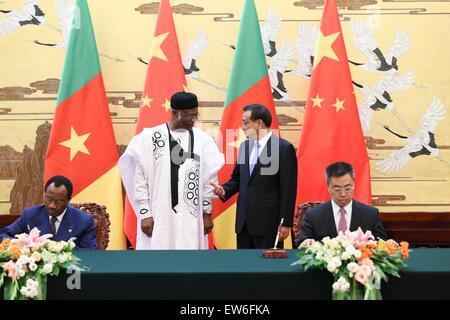 (150618) -- BEIJING, 18 juin 2015 (Xinhua) -- Le Premier ministre chinois Li Keqiang (R arrière) et le Premier Ministre camerounais, Philémon Yang (L'arrière) assister à la cérémonie de signature des accords de coopération bilatéraux après leurs entretiens à Beijing, capitale de Chine, le 18 juin 2015. (Xinhua/Ding Lin) (zkr) Banque D'Images