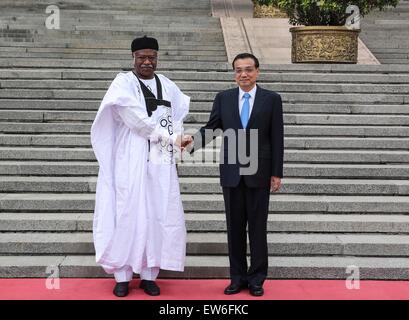 (150618) -- BEIJING, 18 juin 2015 (Xinhua) -- Le Premier ministre chinois Li Keqiang (R) est titulaire d'une cérémonie de bienvenue pour visiter le Premier Ministre camerounais, Philémon Yang avant leurs entretiens à Beijing, capitale de Chine, le 18 juin 2015. (Xinhua/Ding Lin) (zkr) Banque D'Images