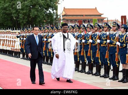 (150618) -- BEIJING, 18 juin 2015 (Xinhua) -- Le Premier ministre chinois Li Keqiang (L) est titulaire d'une cérémonie de bienvenue pour visiter le Premier Ministre camerounais, Philémon Yang avant leurs entretiens à Beijing, capitale de Chine, le 18 juin 2015. (Xinhua/Rao Aimin) (zkr) Banque D'Images