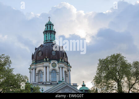 Un ancien de l'église Gustav Vasa (suédois) pendant le coucher du soleil en Suède, avec de beaux nuages colorés Banque D'Images