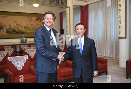 Beijing, Chine. 18 Juin, 2015. Le Conseiller d'Etat chinois Yang Jiechi (R) rencontre avec le Ministre des affaires étrangères des Pays-Bas Bert Koenders à Beijing, capitale de Chine, le 18 juin 2015. © Zhang Duo/Xinhua/Alamy Live News Banque D'Images