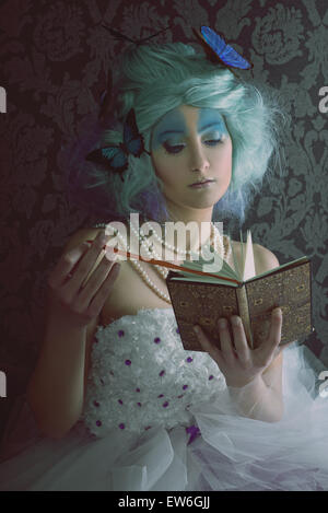 Butterfly woman reading a book Banque D'Images