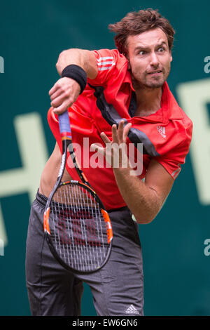 Halle, Allemagne. 17 Juin, 2015. Ernests Gulbis de Lettonie en action pendant la série de 16 match contre Roger Federer de la Suisse pendant le tournoi de tennis ATP à Halle, Allemagne, 17 juin 2015. Photo : MAJA HITIJ/dpa/Alamy Live News Banque D'Images