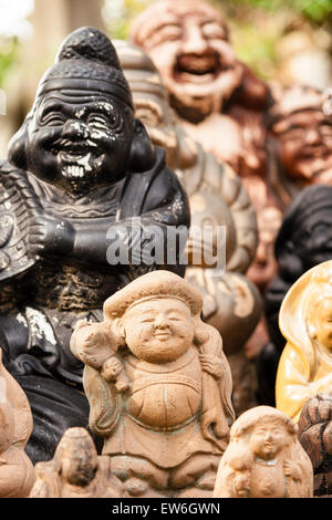 Japon, Kurashiki. ACHI-jinja. Petites statues de Shichifukujin, quelques-uns des sept dieux japonais du bonheur et de la bonne fortune arrangés en groupe. Banque D'Images