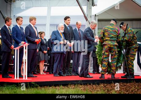 Le Grand-Duc Henri de Luxembourg (L), le Roi Willem-Alexander (3L) des Pays-Bas, le Roi Philippe (3e R) de la Belgique et de l'île de Kent (4e R) au cours de la célébration officielle dans le cadre de la célébration du bicentenaire de la bataille de Waterloo, Belgi Banque D'Images