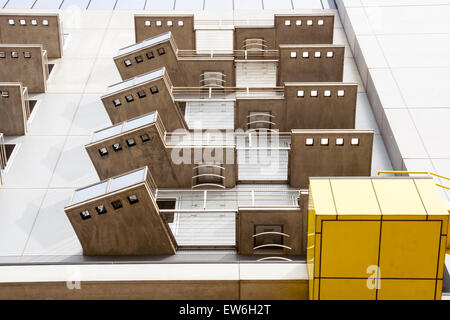 Mur extérieur de la gare de Kyoto, vue sur cinq balcons en hauteur d'une rangée allant vers le haut du côté du bâtiment. Balcon jaune en premier plan. Banque D'Images