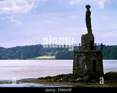 Lord Nelson statue érigée en 1847 sur la rive nord de seamark le détroit de Menai, NE de Plas Newydd (centre arrière) Accueil du marquis d'Anglesey. Banque D'Images