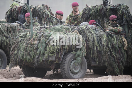 Sagan, en Pologne. 18 Juin, 2015. Les soldats de l'OTAN opèrent dans les véhicules camouflés durant la première 'Noble' de saut suivant manoeuvres le redéploiement des troupes de l'OTAN sur un terrain d'entraînement militaire près de Sagan, Pologne, 18 juin 2015. Le très haut degré de disponibilité de l'OTAN Jo Banque D'Images