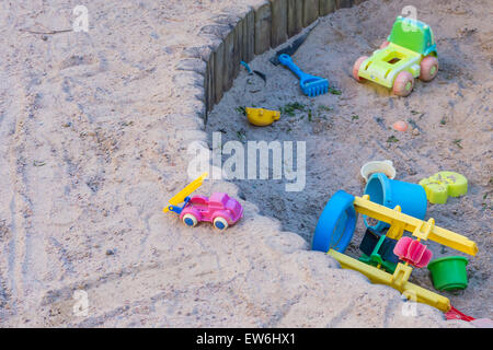 Les jouets dans un sandbox Banque D'Images