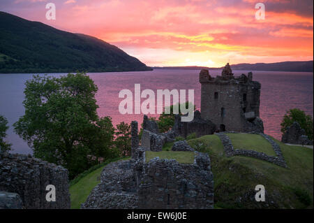 Le lever du soleil sur le château d'Urquhart et le Loch Ness en Écosse. Banque D'Images