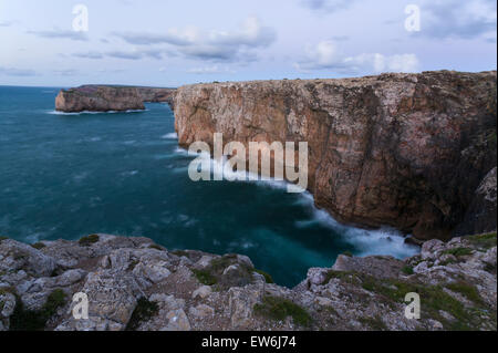 Les falaises de Sagres et les vagues de l'Atlantique dans la région de l'Algarve du Portugal. Banque D'Images