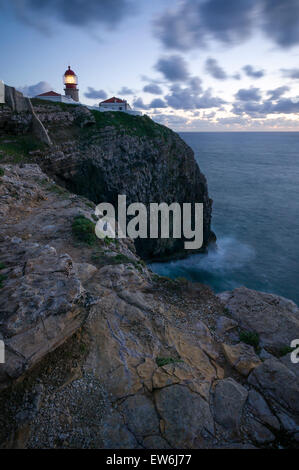 Les falaises et le phare Saint Vincente dans la région de l'Algarve du Portugal. Banque D'Images