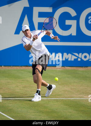 Londres, Royaume-Uni. 18 Juin, 2015. Aegon Tennis Championnat Queens. John Isner (USA) renvoie la balle contre Feliciano Lopez (ESP) lors de leur deuxième tour. Credit : Action Plus Sport/Alamy Live News Banque D'Images