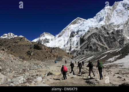 Les randonneurs sur le camp de base de l'Everest pass, Site du patrimoine mondial de l'UNESCO, le parc national de Sagarmatha, district de Solu-Khumbu Khumbu, regio Banque D'Images