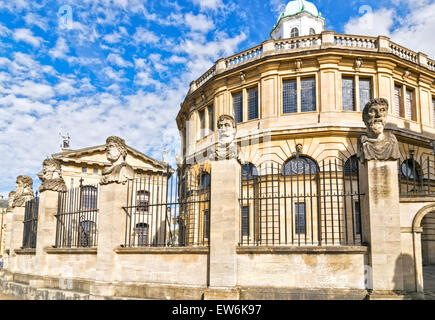 La ville d'OXFORD LA RANGÉE DE TÊTES OU EMPEREUR HERMS AU Sheldonian Theatre Banque D'Images