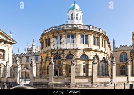 La ville d'OXFORD SHELDONIAN THEATRE ENTOURÉ PAR LES CHEFS DE NEUF empereurs romains ou HERMS Banque D'Images