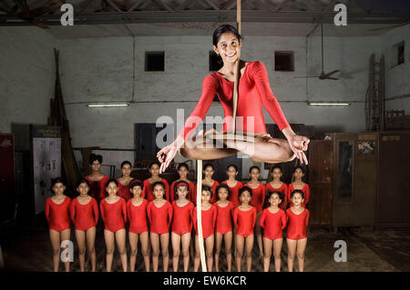 Mumbai, Maharashtra. 7 Décembre, 2006. 18 Juin 2015 : Mumbai, Inde.Une séance parfaite posture Yoga connu comme 'le Padmasana ' ou le Lotus poser sur la corde Mallakhambh au cours d'une manifestation organisée pour les parents d'élèves.Mallakhambh est l'art traditionnel indien de faire du yoga postures mid-air sur un poteau en bois ou d'une corde.Le poteau en bois est traditionnellement utilisé par les garçons et est connu comme le pôle ''mallakhabh'' alors que la corde est utilisée par les filles et est connu comme Mallakhambh corde ''''. Mallakhambh implique les principes avancés du Yoga, centre de gravité, l'équilibre et la coordination pour faire un Banque D'Images