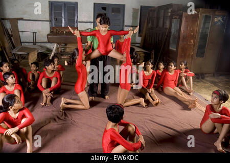 Mumbai, Maharashtra. 7 Décembre, 2006. 18 Juin 2015 : Mumbai, Inde.Une Mallakhambh coach superviser une session de formation.Mallakhambh est l'art traditionnel indien de faire du yoga postures mid-air sur un poteau en bois ou d'une corde.Le poteau en bois est traditionnellement utilisé par les garçons et est connu comme le pôle ''mallakhabh'' alors que la corde est utilisée par les filles et est connu comme Mallakhambh corde ''''. Mallakhambh implique les principes avancés du Yoga, centre de gravité, l'équilibre et la coordination de faire trucs incroyables la mi-air. © Subhash Sharma/ZUMA/ZUMAPRESS.com/Alamy fil Live News Banque D'Images