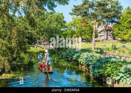 Parcs Jardins Westgate Tower House House Rivière Stour Canterbury Kent UK Banque D'Images