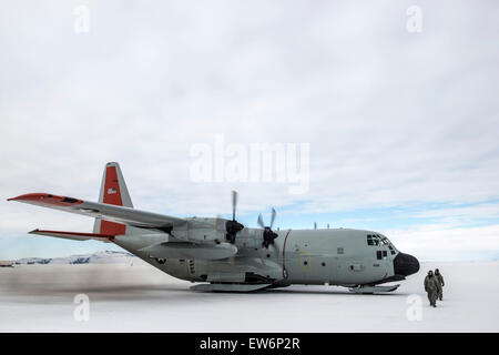 Un USAF LC-130 Hercules à la station McMurdo, en Antarctique. Banque D'Images