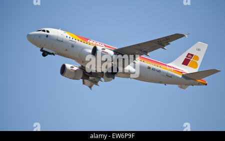 Iberia Airbus A319 EC-LEI au départ de l'aéroport de Londres Heathrow LHR Banque D'Images