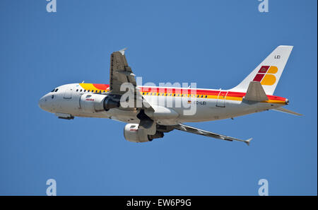 Iberia Airbus A319 EC-LEI au départ de l'aéroport de Londres Heathrow LHR Banque D'Images