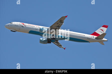 Austrian Airlines Airbus A321 OE-LBE, au départ de l'aéroport Londres Heathrow LHR Banque D'Images