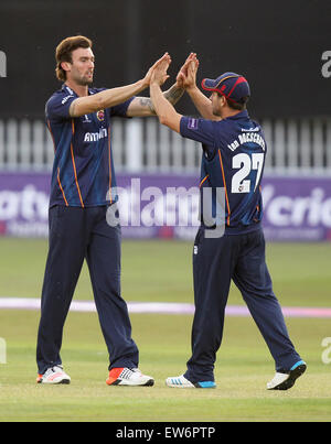 Canterbury, UK. 18 Juin, 2015. Reece Topley et Ryan 10 Doeschate célébrer le guichet de Joe Denly. T20 Natwest Blast. Vs Spitfires Kent Essex Eagles © Plus Sport Action/Alamy Live News Banque D'Images