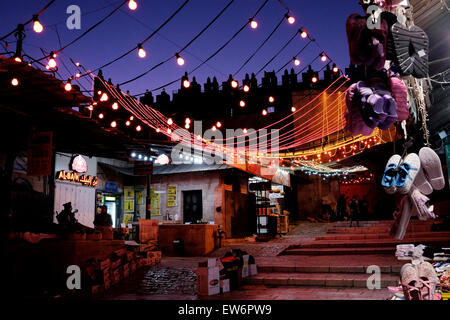 Israël, Jérusalem. 18 Juin, 2015. Une ruelle dans le quartier musulman avec lumières de fête pendant le mois du Ramadan dans la vieille ville de Jérusalem le 18 juin 2015. Les musulmans du monde entier comme le Ramadan un mois de jeûne et il est considéré comme l'un des cinq piliers de l'Islam. Credit : Eddie Gerald/Alamy Live News Banque D'Images