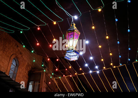 Lumières de fête et fanous Ramadan décorations dans une ruelle dans le quartier musulman pendant le mois du Ramadan dans la vieille ville de Jérusalem Israël Banque D'Images