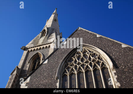 Fenêtre sur la plantureuse remplages Church Road (nord) l'élévation de l'église Saint John's, Palmeira Square, Hove. Banque D'Images