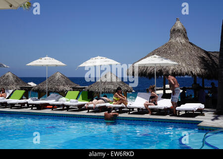 Les vacanciers assis autour d'extérieure de la Villa Premiere Hotel & Spa, Puerto Vallarta, Mexique Banque D'Images