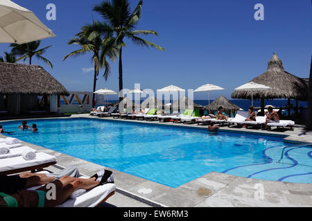 Les vacanciers assis autour d'extérieure de la Villa Premiere Hotel & Spa, Puerto Vallarta, Mexique Banque D'Images