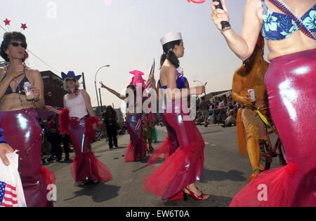 Les participants s'ébattre dans la Mermaid Parade célèbre Coney Island sur Surf Avenue le 22 juin 2002. Le défilé, qui célèbre la venue de l'été saison apporte de outs excentriques, exhibitionnistes et le simple folk dans leur plus belle sirène, Clyde Mcphatter et parfois méconnaissable costumes. (© Frances M. Roberts) Banque D'Images