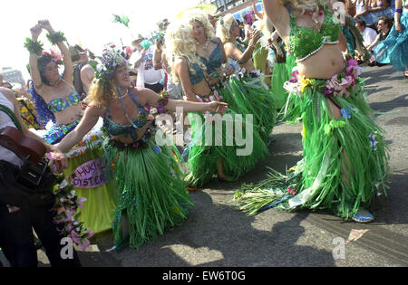 Les participants s'ébattre dans la Mermaid Parade célèbre Coney Island sur Surf Avenue le 22 juin 2002. Le défilé, qui célèbre la venue de l'été saison apporte de outs excentriques, exhibitionnistes et le simple folk dans leur plus belle sirène, Clyde Mcphatter et parfois méconnaissable costumes. (© Frances M. Roberts) Banque D'Images