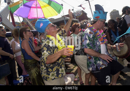 Les participants s'ébattre dans la Mermaid Parade célèbre Coney Island sur Surf Avenue le 22 juin 2002. Le défilé, qui célèbre la venue de l'été saison apporte de outs excentriques, exhibitionnistes et le simple folk dans leur plus belle sirène, Clyde Mcphatter et parfois méconnaissable costumes. (© Frances M. Roberts) Banque D'Images