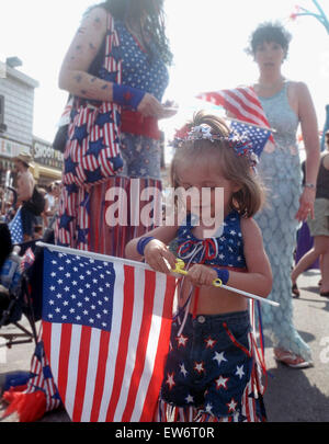 Les participants s'ébattre dans la Mermaid Parade célèbre Coney Island sur Surf Avenue le 22 juin 2002. Le défilé, qui célèbre la venue de l'été saison apporte de outs excentriques, exhibitionnistes et le simple folk dans leur plus belle sirène, Clyde Mcphatter et parfois méconnaissable costumes. (© Richard B. Levine) Banque D'Images