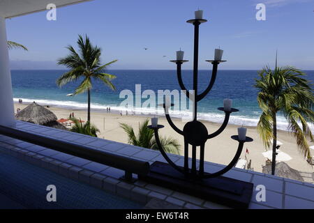 Vue de la plage de l'hôtel, Villa Premiere Hotel & Spa Puerto Vallarta, candélabres en premier plan Banque D'Images