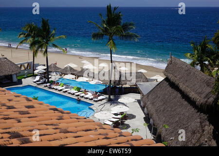 Vue sur la piscine et la plage, le Villa Premiere Hotel & Spa, Puerto Vallarta, Mexique Banque D'Images