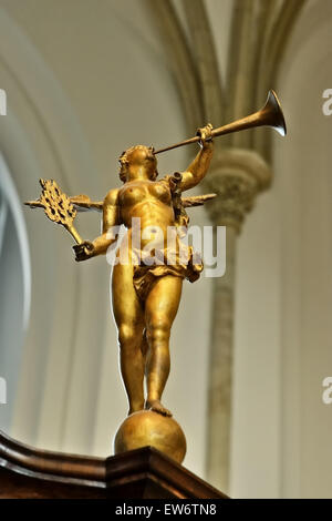 La Haye, Pays-Bas-Août 01, 2014 : statue en bois de ange dans Grote Kerk Den Haag ou Grote of Sint-Jacobskerk construit au cours15-16 Banque D'Images