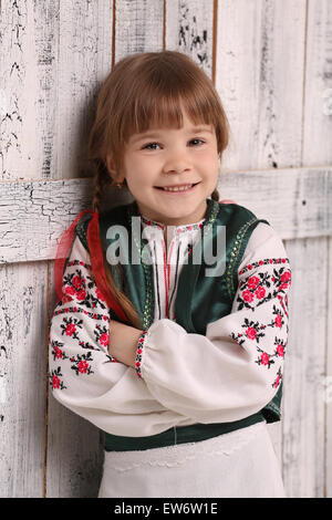 Petite fille en costume traditionnelle ukrainienne Banque D'Images