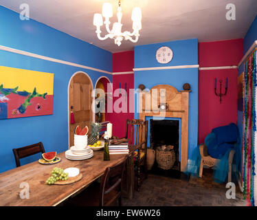 Table en bois en bleu et rouge 90 salle à manger de style économique Banque D'Images