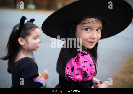 Deux jeunes filles asiatiques en costume trick-or-treat sur Halloween en NC. Banque D'Images