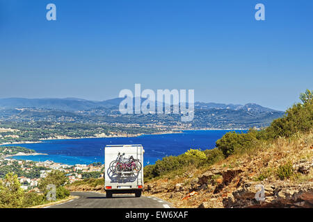 Caravane sur la route, sur la côte méditerranéenne, la Provence, la Côte d'azur en été Banque D'Images