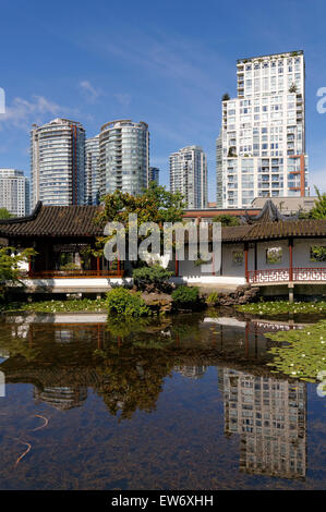 Le Dr Sun Yat-Sen Classical Chinese Garden avec le centre-ville de tours de condominiums, Chinatown, Vancouver, BC, Canada Banque D'Images